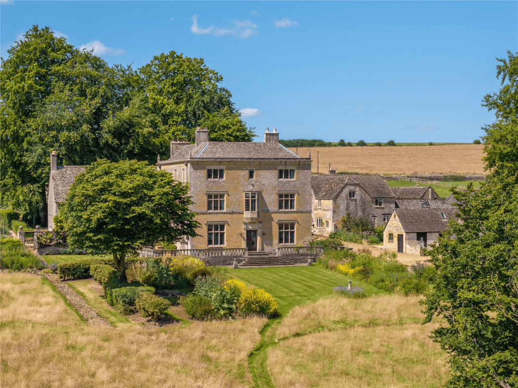 Hill Top House: Cotswold Elegance with Equestrian Facilities